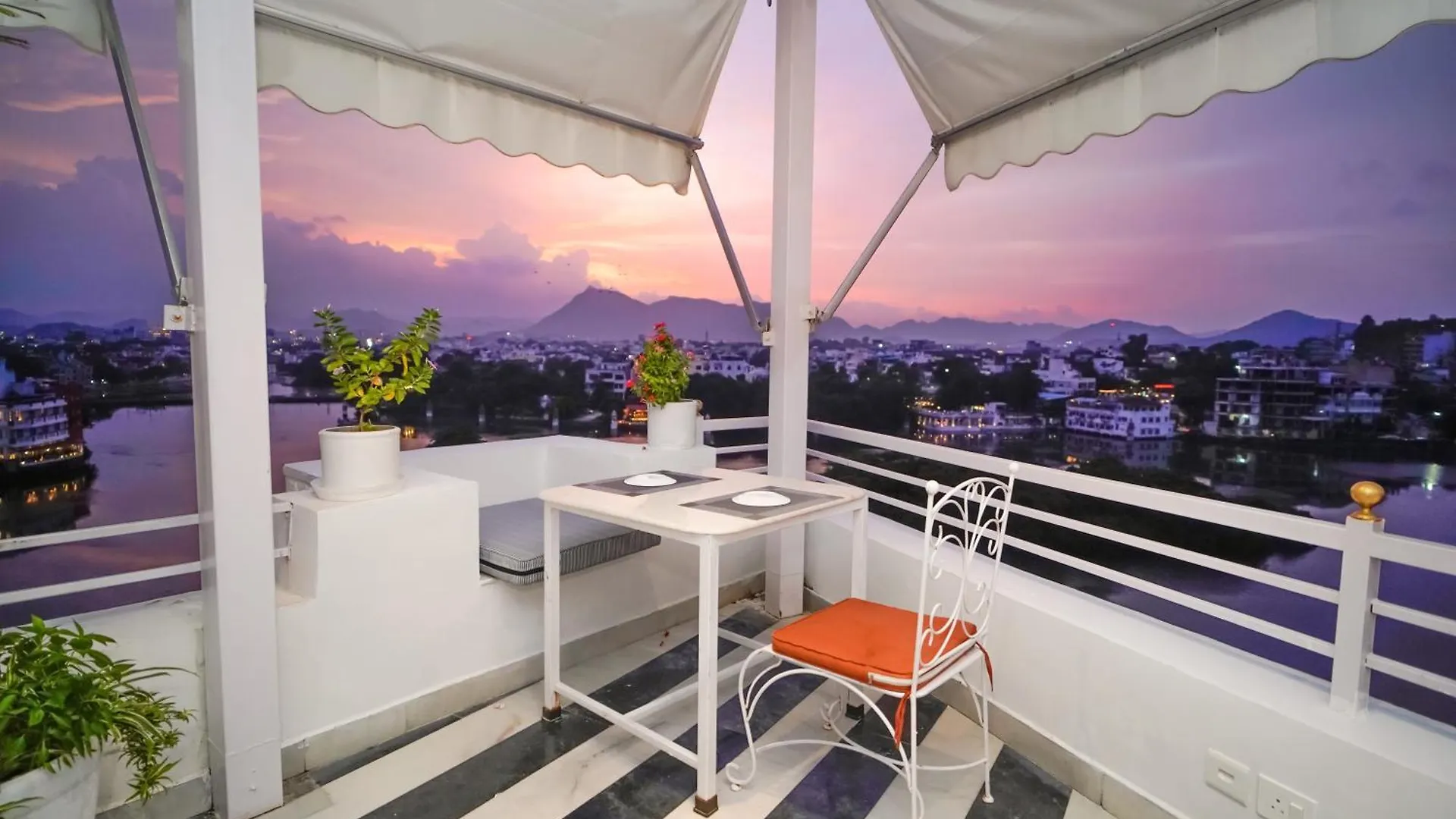 ***  Grandrosse Boutique - Pichola Lake Facing Hotel Udaipur Inde