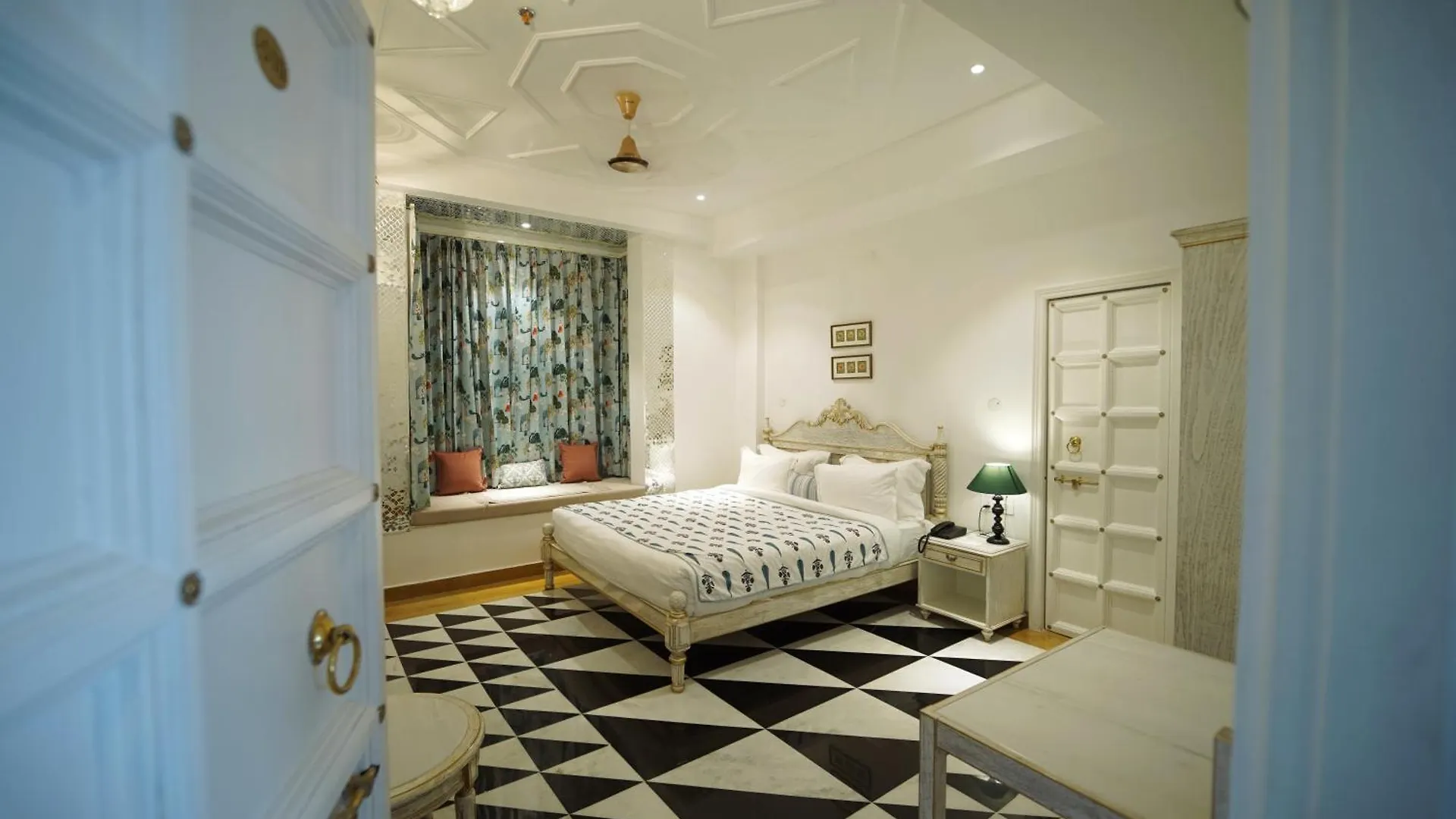 Grandrosse Boutique - Pichola Lake Facing Hotel Udaipur