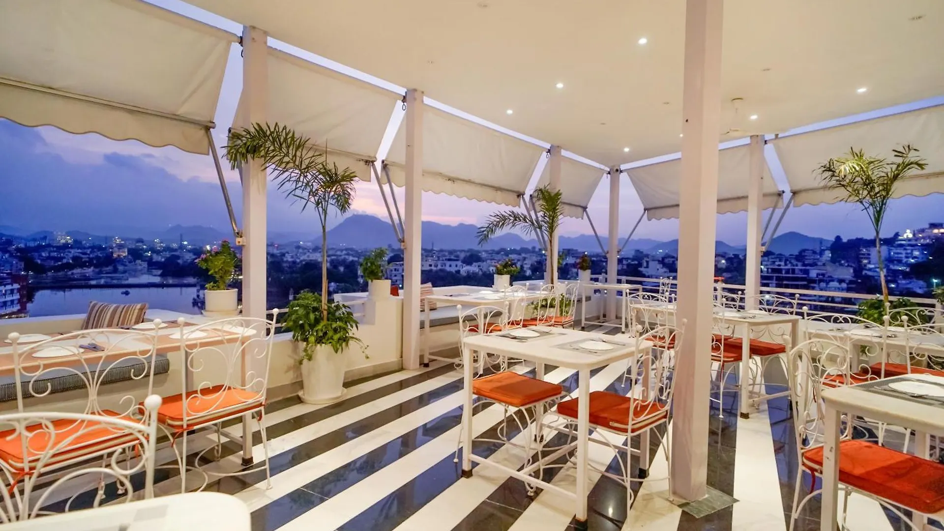 Grandrosse Boutique - Pichola Lake Facing Hotel Udaipur