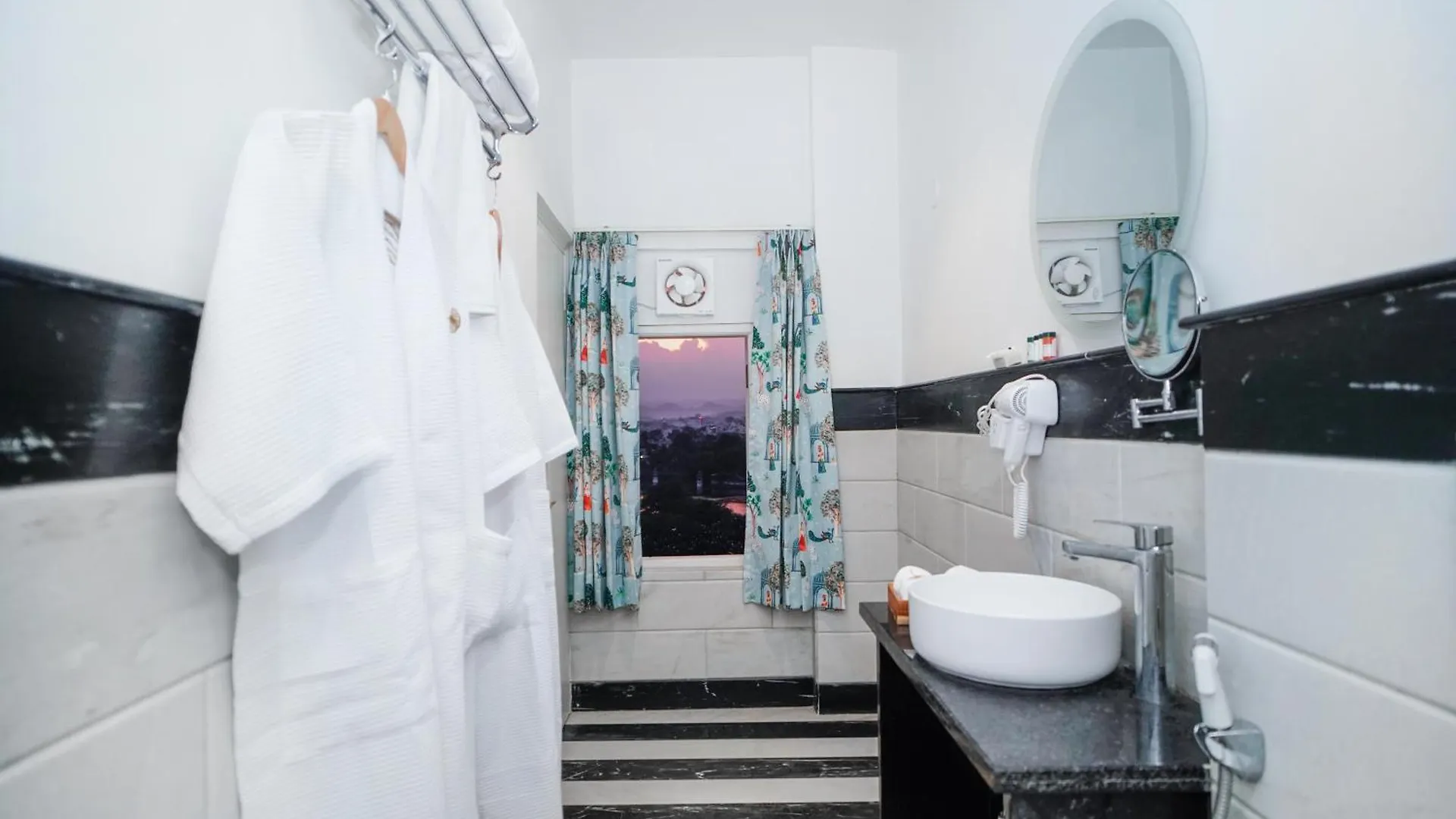 Grandrosse Boutique - Pichola Lake Facing Hotel Udaipur