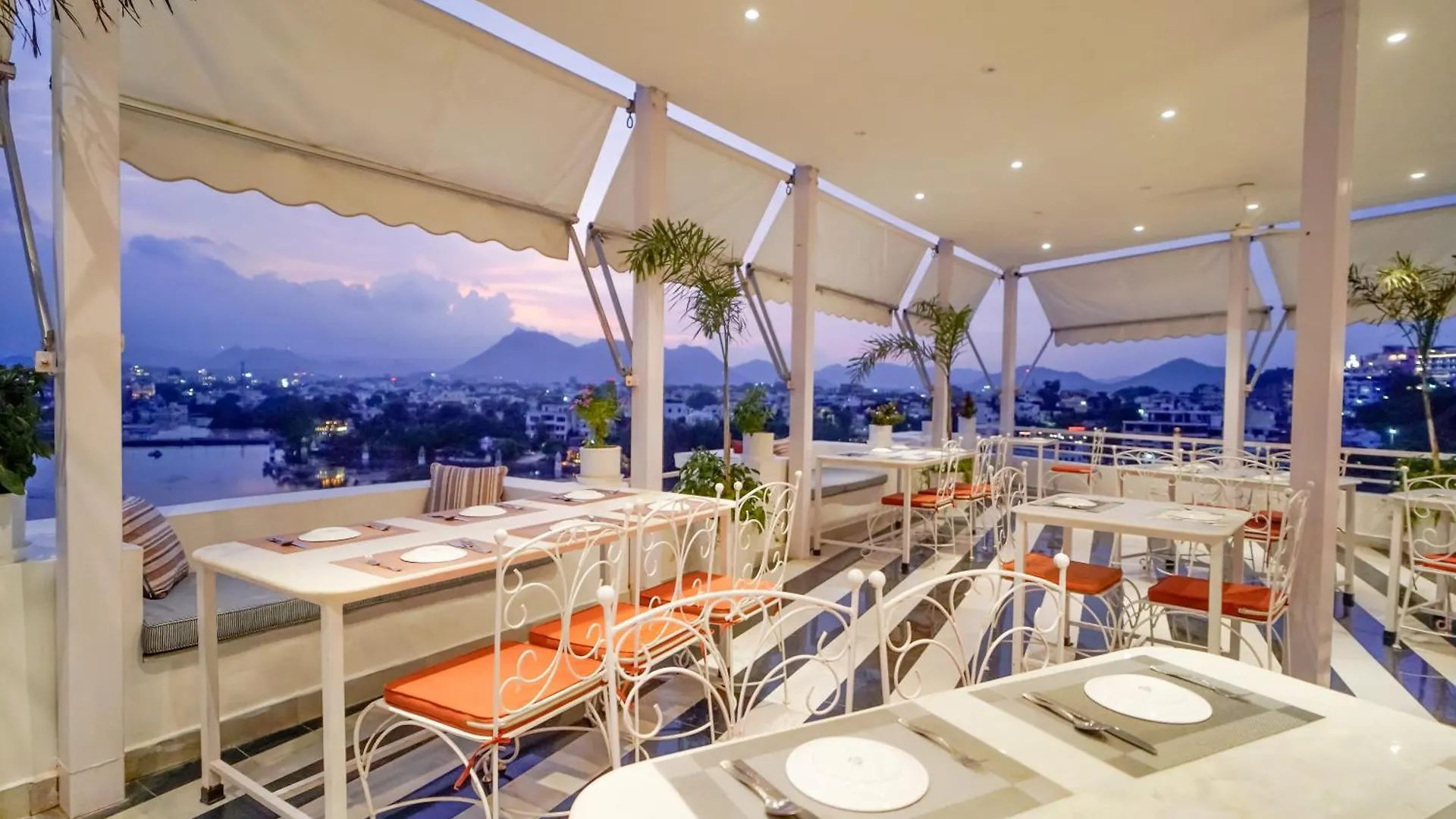 ***  Grandrosse Boutique - Pichola Lake Facing Hotel Udaipur Inde