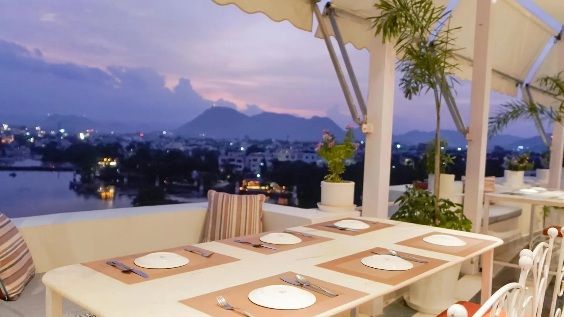 Grandrosse Boutique - Pichola Lake Facing Hotel Udaipur