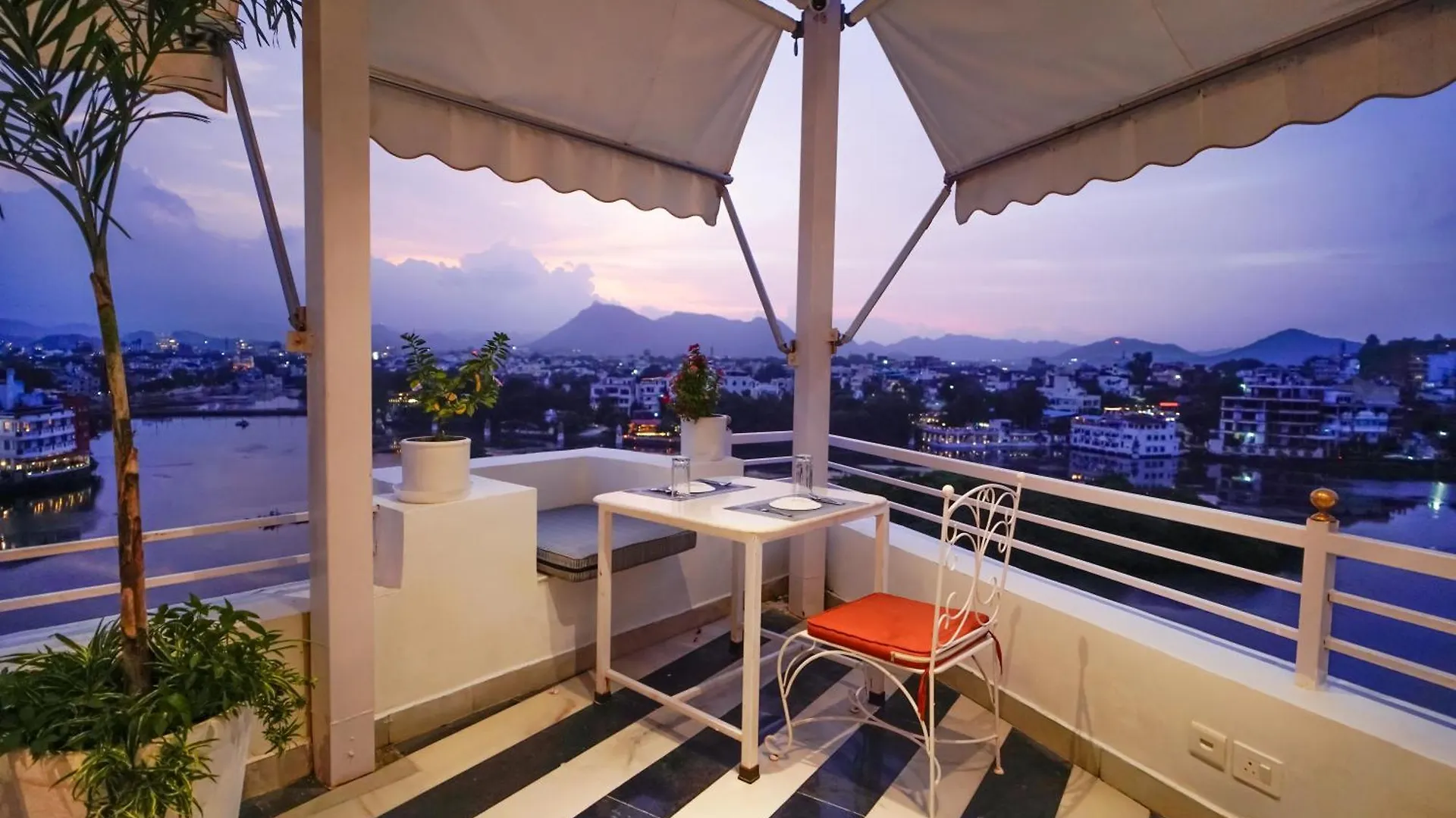 Grandrosse Boutique - Pichola Lake Facing Hotel Udaipur