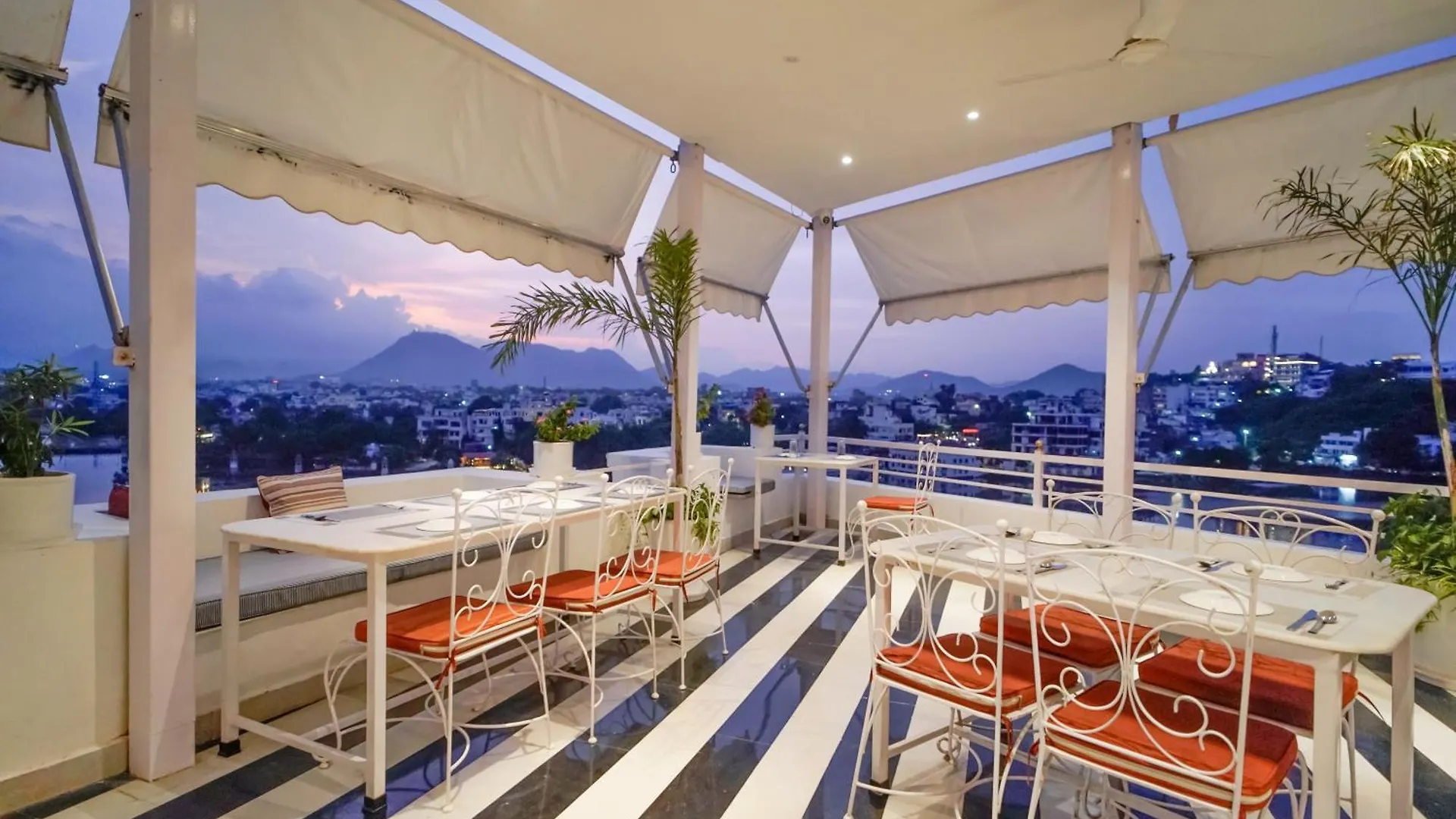 Grandrosse Boutique - Pichola Lake Facing Hotel Udaipur