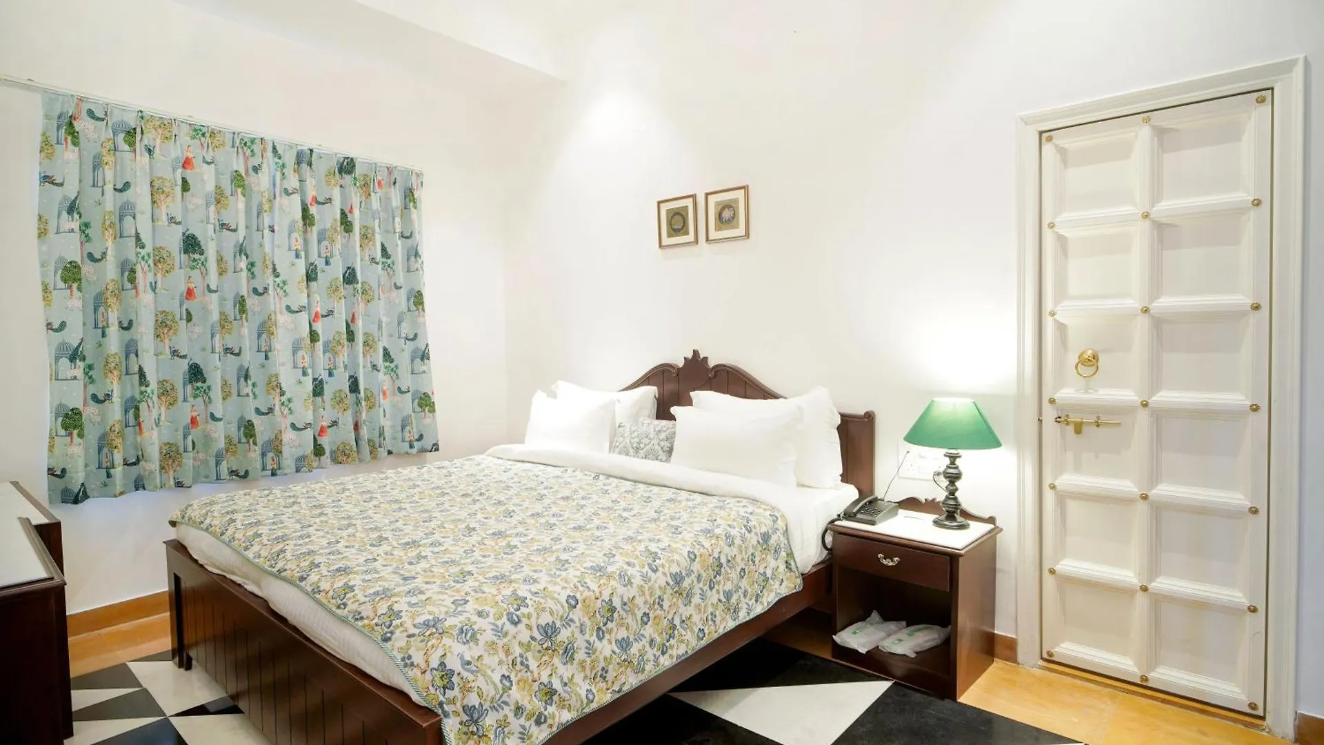 Grandrosse Boutique - Pichola Lake Facing Hotel Udaipur