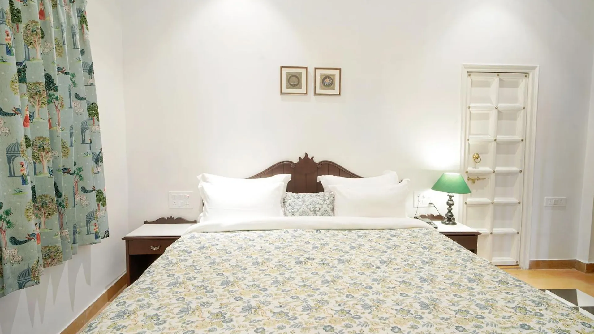 Grandrosse Boutique - Pichola Lake Facing Hotel Udaipur 3*,