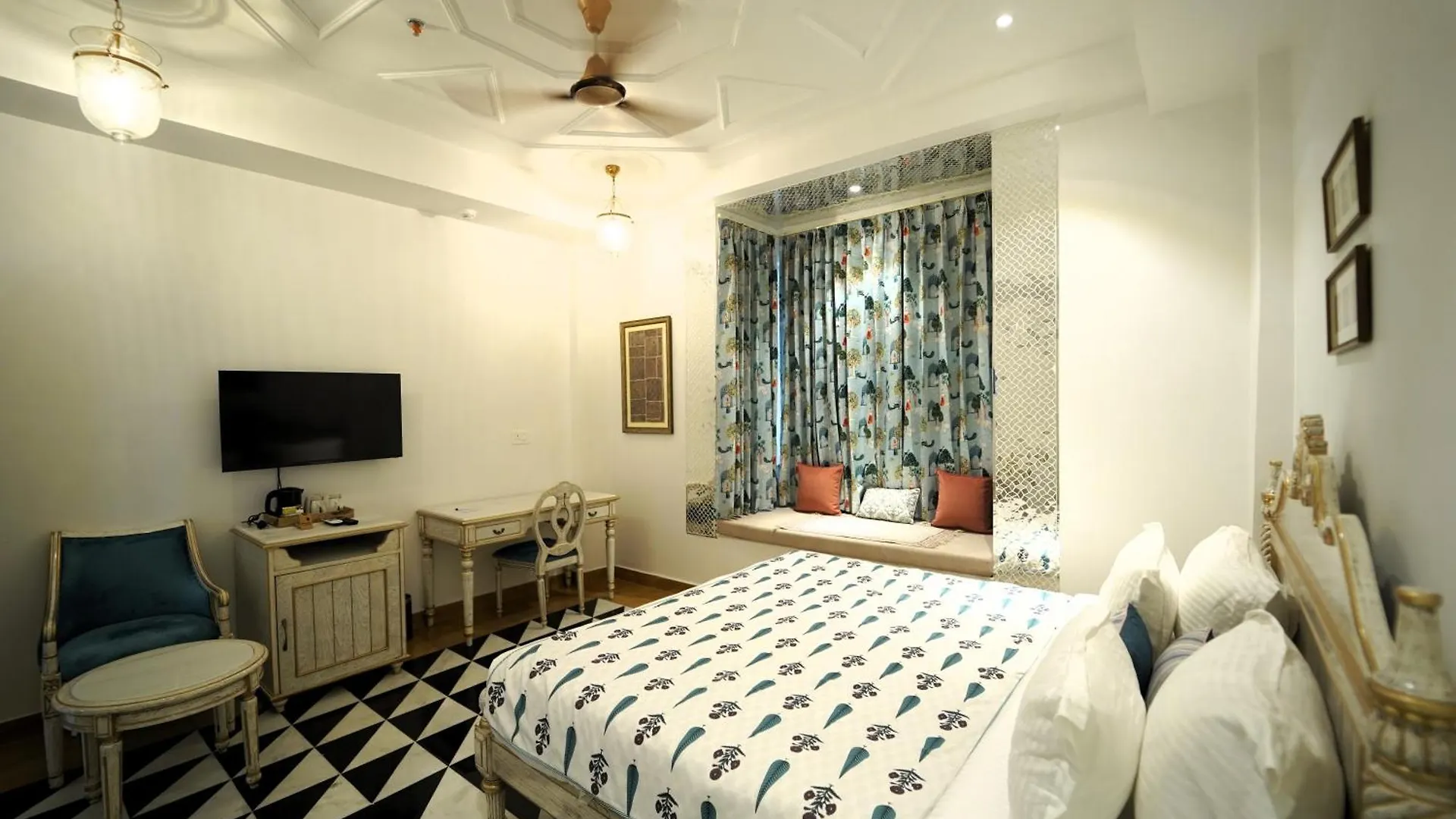 Grandrosse Boutique - Pichola Lake Facing Hotel Udaipur