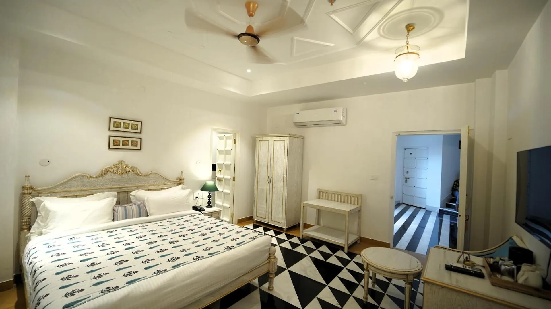 Grandrosse Boutique - Pichola Lake Facing Hotel Udaipur